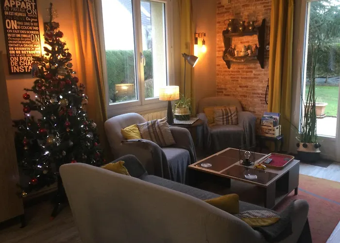 Maison Calme: Spacious Retreat with Terrace near Granville